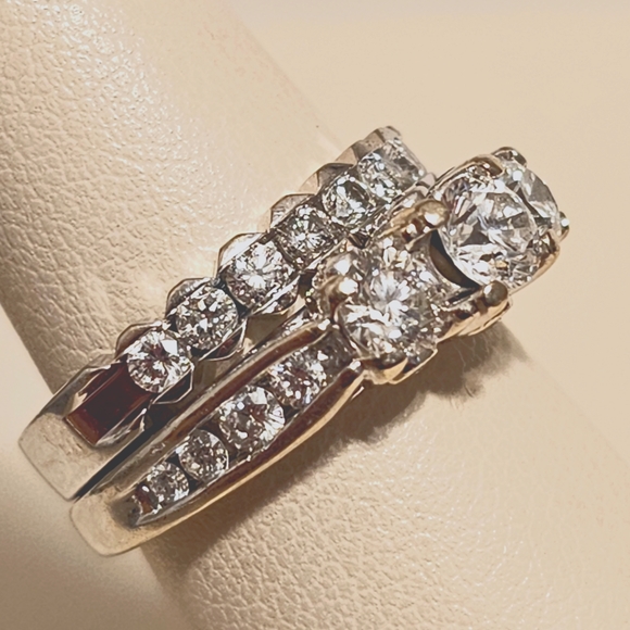 14kt Gold and White Diamond set - Picture 2 of 4